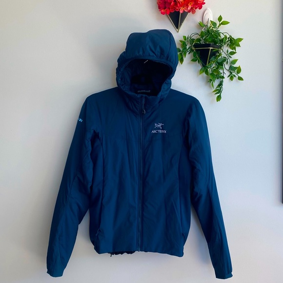 Arc'teryx Jackets & Blazers - Arc'teryx Atom LT Hoody Women's in Navy Small WITH COMPANY LOGO